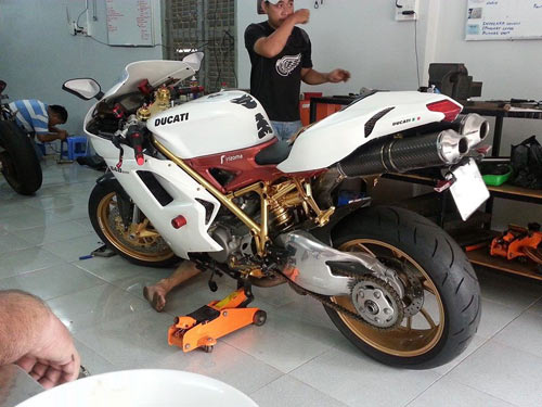 Ducati 848 EVO mạ vàng 24K đầu tiên tại Việt Nam