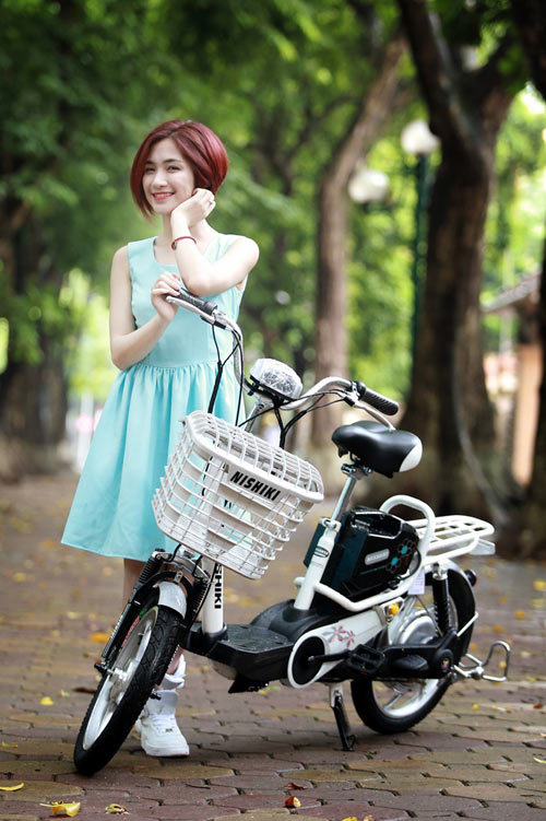 Hòa Minzy trẻ trung, phong cách với xe đạp điện - 4