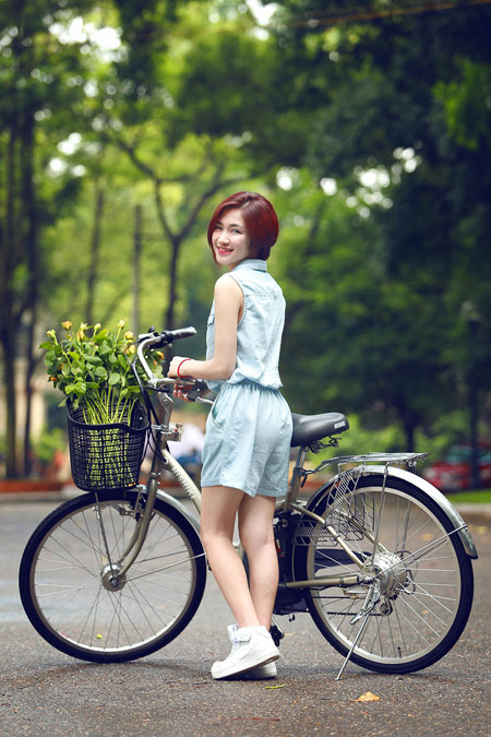 Hòa Minzy trẻ trung, phong cách với xe đạp điện