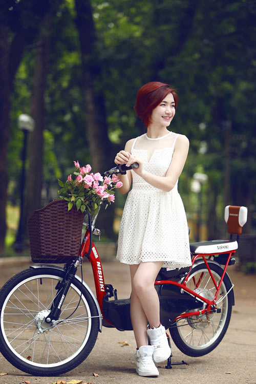 Hòa Minzy trẻ trung, phong cách với xe đạp điện - 6