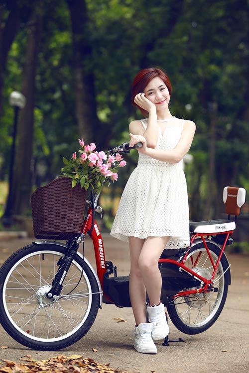 Hòa Minzy trẻ trung, phong cách với xe đạp điện - 5
