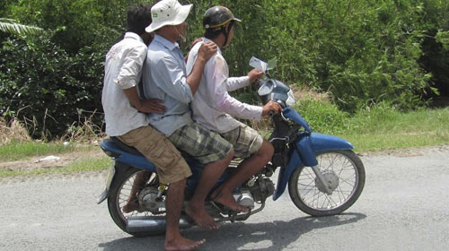 Đi xe máy ở nông thôn dễ chết hơn - 3