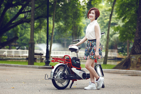 Hòa Minzy trẻ trung, phong cách với xe đạp điện - 3