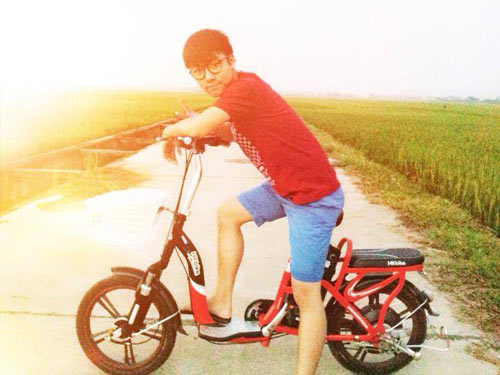 Học sinh thích thú với xe đạp điện của HKbike