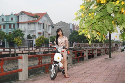 Lãng mạn thu Hà Nội cùng xe đạp điện Nijia
