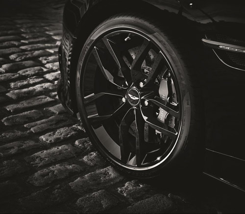 Aston Martin Vanquish Carbon Black đẹp mê mẩn - 9