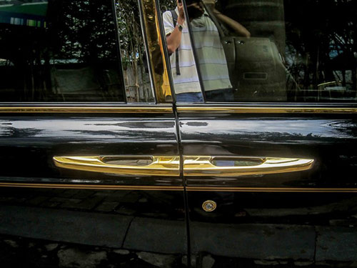 Cận cảnh Rolls-Royce mạ vàng biển Quảng Ninh tại Sài Gòn - 9