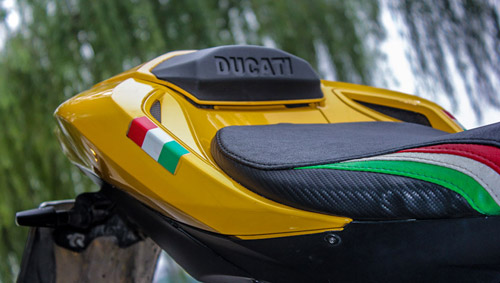Ducati Streetfighter 848 lột xác với “bộ đồ” hàng hiệu - 7