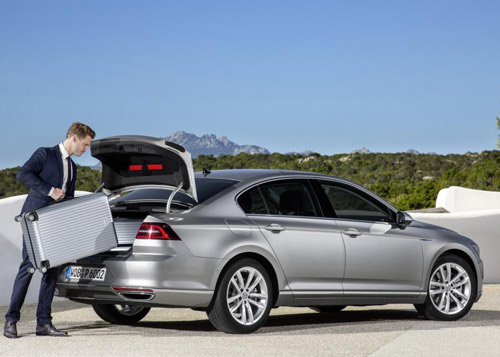 Volkswagen Passat 2015 đầu tiên đến tay khách hàng - 3