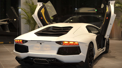 Ngắm Lamborghini Aventador chính hãng đầu tiên tại Việt Nam