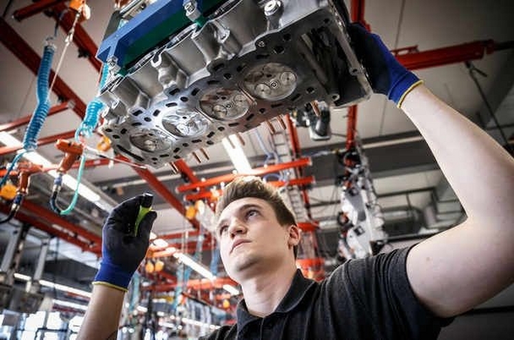 Mercedes thay động cơ mới thách thức Nissan GTR