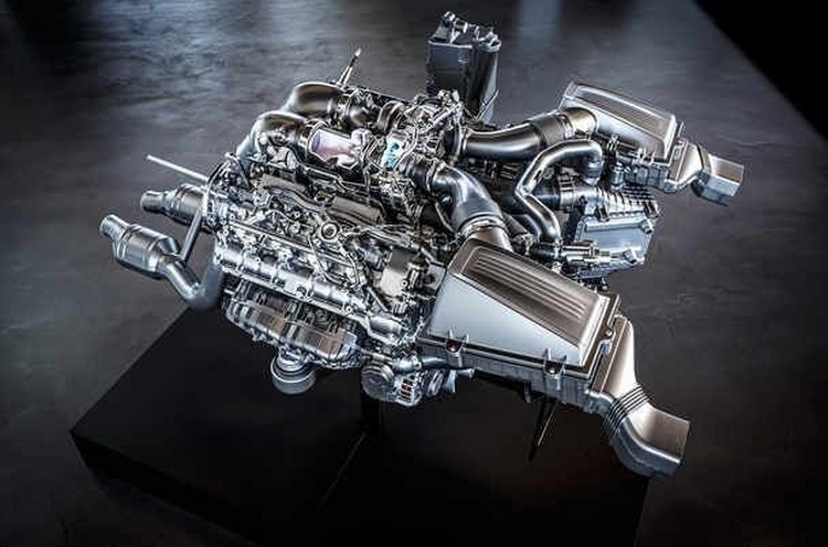 Mercedes thay động cơ mới thách thức Nissan GTR - 3
