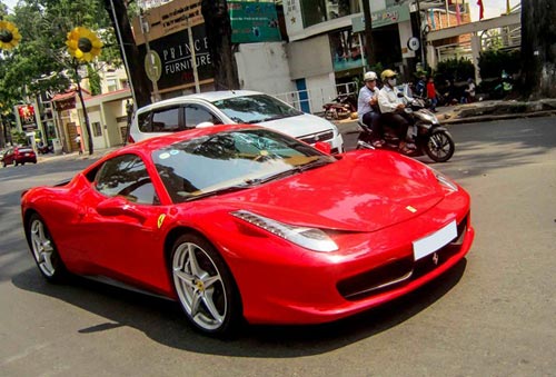 Ferrari 15 tỷ của thiếu gia Sài thành xuống phố