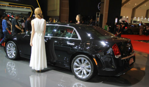 Chrysler 300 2015: Mẫu sedan sang chảnh lộ diện - 2