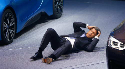 Video: Sếp lớn BMW “gục ngã” khi thuyết trình tại Frankfurt 2015