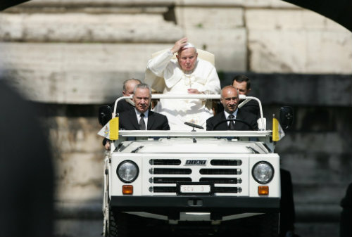 Top 10 xe hơi ấn tượng dùng để đưa đón Giáo hoàng - 4