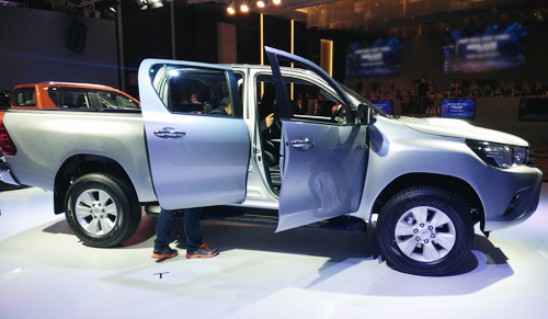 Ra mắt xe bán tải Toyota Hilux 2015, có bản số tự động - 7