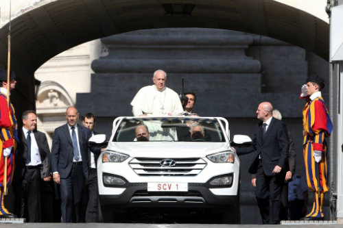 Top 10 xe hơi ấn tượng dùng để đưa đón Giáo hoàng - 8