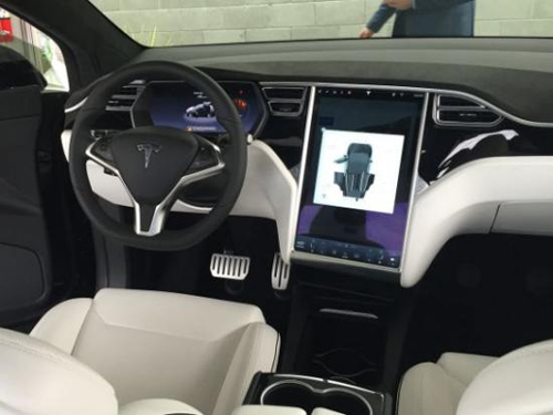 Tesla Model X phiên bản “cửa cánh chim” trình làng - 4