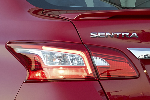 Nissan Sentra 2016 có giá cao hơn 250 USD bản cũ - 6