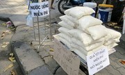 Gạo tết miễn phí trên phố Sài Gòn