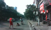 Em bé băng qua đường bị xe đạp điện quệt ngã
