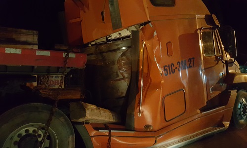 Đầu container bị cuộn thép 20 tấn đè vì phanh gấp tránh xe máy