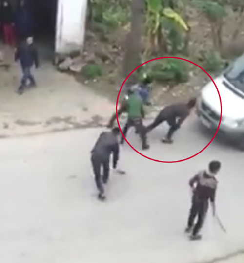 4 thanh niên vung gậy đuổi đánh người trước quán nhậu ở Hà Nội
