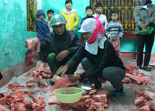 Ngày hội phát 2,5 tấn thịt lợn cho dân ăn Tết Nguyên đán