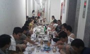 Người Hà Nội bày tiệc giữa hành lang chung cư gây bão cộng đồng
