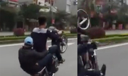 2 quái xế ngã ngửa vì bốc đầu xe máy