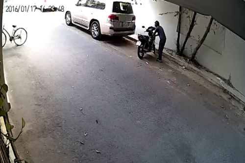 Thanh niên ngồi rình trộm xe máy ở Sài Gòn